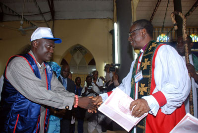 Chief Jephthah recieves the UN Polac award